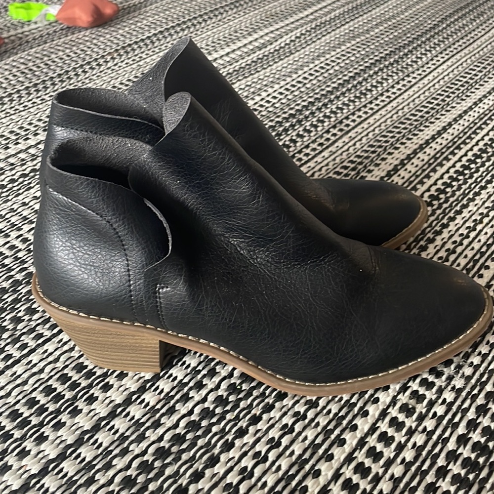 Universal Threads ankle bootie